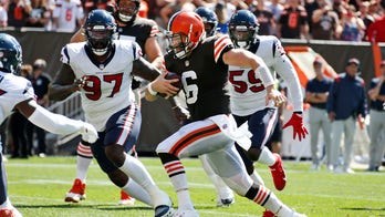Mayfield shakes off injury, leads Browns past Texans 31-21