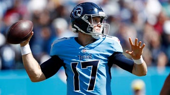 Ryan Tannehill throws 3 TDs as Titans hold off Colts 25-16