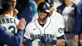 Haniger's homer helps M's beat A's 4-2, close in wild card
