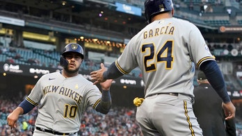 Brewers knock Giants from top spot in NL, win fourth in row