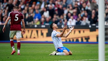 Man U wins after penalty call backfires; Chelsea beats Spurs