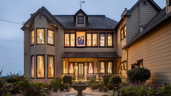 Stay overnight in the 1996 'Scream' movie house for a chilling Halloween experience