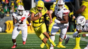 No. 4 Oregon shakes off slow start to beat Stony Brook 48-7