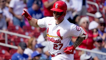 O'Neill homers, Cards win 2-1 to salvage split with Dodgers