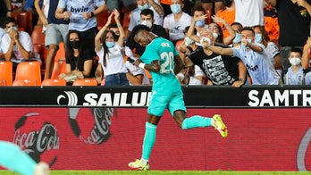 Vinícius Júnior, Benzema lead Madrid to 2-1 win at Valencia
