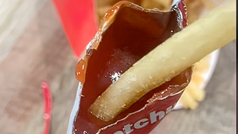 Mom's viral, mess-free ketchup packet hack solves eating French fries on the go