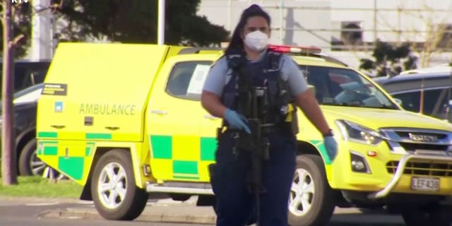A police officer stands guard outside an Auckland supermarket on Friday, Sept. 3, 2021. (RTV/Dalet)