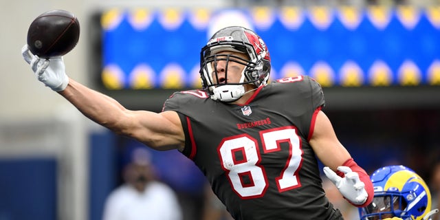 Tampa Bay Buccaneers tight end Rob Gronkowski (87) can’t hang on to a pass in the end zone in the third quarter of the game against the Los Angeles Rams at SoFi Stadium.