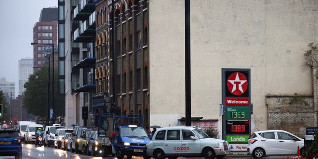 Vehicles queue to refill at a Texaco fuel station in London, Britain, September 27, 2021. REUTERS/Henry Nicholls