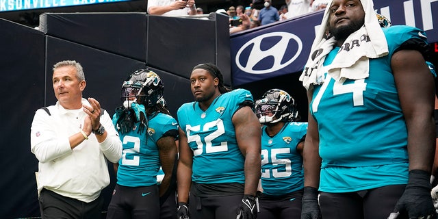 Jacksonville Jaguars coach Urban Meyer, 왼쪽, prepares to lead his team onto the field before a game against the Houston Texans Sept. 12, 2021, 휴스턴.