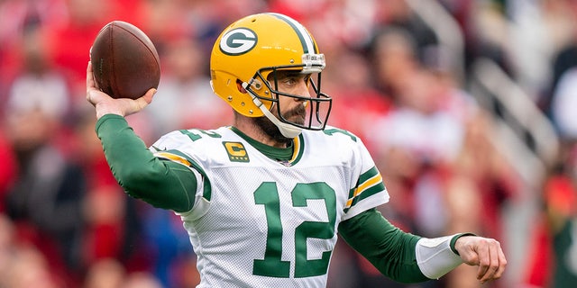 Aaron Rodgers agrees to massive contract to stay with