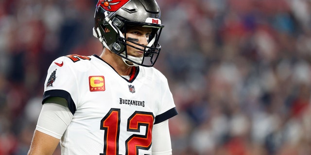 Tom Brady, quarterback dei Tampa Bay Buccaneers (12) looks on during the first quarter against the Dallas Cowboys at Sept. 9, 2021, allo stadio Raymond James.
