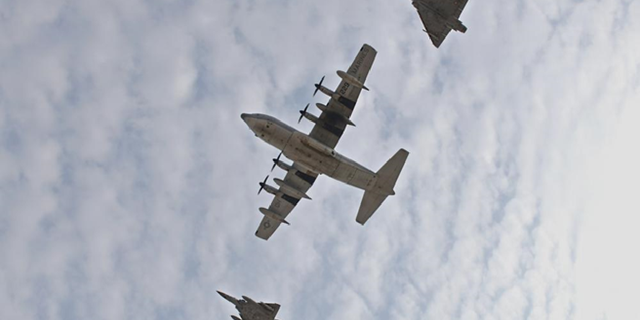 Un KC-130J Super Hercules américain, avec la Force opérationnelle interarmées - Corne de l'Afrique, et deux Dassault Mirage 2000 français effectuent un survol combiné lors d'une cérémonie de la fête des Patriotes au Camp Lemonnier, Djibouti, le 11 septembre 2021, commémorant le 20e anniversaire des attentats terroristes perpétrés contre les États-Unis le 11 septembre 2001. La cérémonie commémorative comprenait une formation conjointe, un survol multi-avions, la présentation des couleurs et le jeu de Taps.  Le Camp Lemonnier a organisé plusieurs événements en l'honneur et à la mémoire de ceux qui ont perdu la vie ce jour-là et au cours des deux dernières décennies en combattant la guerre mondiale contre le terrorisme. 