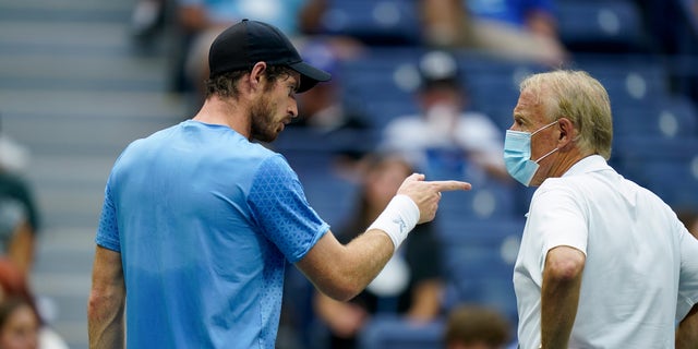 Andy Murray, from Great Britain, complains to an official between sets against Stefanos Tsitsipas, from Greece, during the first round of the US Open tennis championships, Monday 30 August 2021, in New York.  (AP Photo / Seth Wenig)