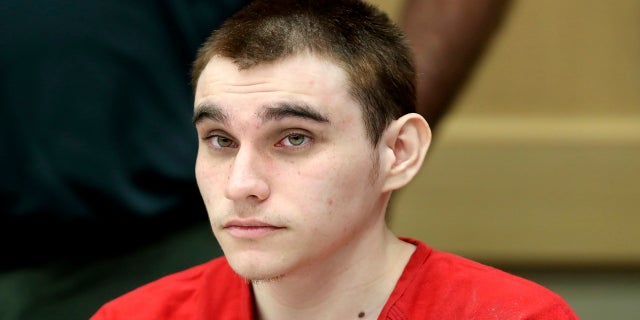 In hierdie Des. 10, 2019, lêerfoto, Parkland school shooting defendant Nikolas Cruz appears at a hearing in Fort Lauderdale, Fla. (Amy Beth Bennett/South Florida Sun Sentinel via AP, Swembad, lêer)