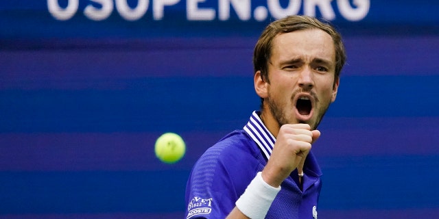 Daniil Medvedev, de Russie, réagit après avoir marqué un point contre Felix Auger-Aliassime, du Canada, lors des demi-finales des championnats de tennis de l'US Open, le vendredi 10 septembre 2021, à New York.  (Presse associée)