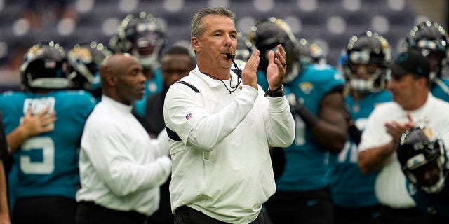 Jacksonville Jaguars coach Urban Meyer blows his whistle before an NFL football game against the Houston Texans Sunday, Septiembre. 12, 2021, in Houston.