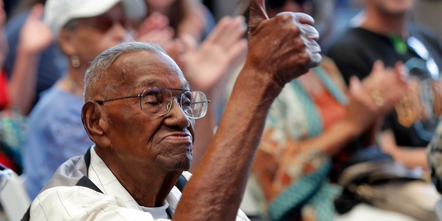 이번 9 월. 12, 2019 ,파일 사진, World War II veteran Lawrence Brooks celebrates his 110th birthday at the National World War II Museum in New Orleans.