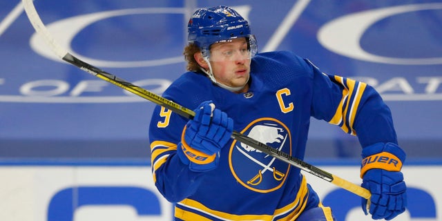 Archivo - Este feb.  En la foto de archivo del 15 de febrero de 2021, el alero de los sables de Buffalo, Jack Eichel, patina durante la segunda temporada del juego de hockey de la NHL del equipo contra los New York Islanders en Buffalo.  En medio de preguntas sobre si se le permitirá jugar esta semana, su futuro con el equipo está en entredicho, dijo a The Associated Press el sábado 18 de septiembre alguien que conocía directamente al jugador sobre sus planes.  (Foto AP / Jeffrey D. Barnes, archivo)