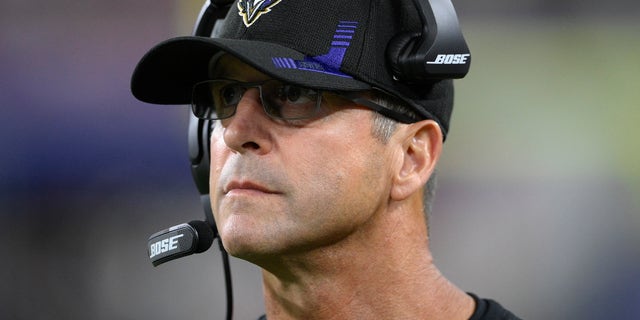 L'entraîneur-chef des Ravens de Baltimore, John Harbaugh, marche sur la touche dans la seconde moitié d'un match contre les Chiefs de Kansas City le 19 septembre 2021, à Baltimore. 