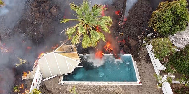 Гаряча лава досягає басейну після виверження вулкана на острові Ла -Пальма на Канарських островах, Іспанія, понеділок, 20 вересня 2021 року.