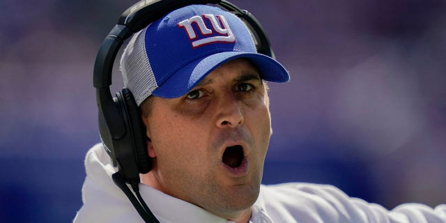 New York Giants head coach Joe Judge reacts on the sidelines during the first half of an NFL football game against the Atlanta Falcons, Sondag, Sept.. 26, 2021, in East Rutherford, N.J.