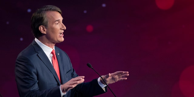 Glenn Youngkin, candidato a gobernador de Virginia, asiste a un debate con el candidato a gobernador demócrata y exgobernador Terry McAuliffe en el North Virginia Community College en Alexandria el martes 28 de septiembre de 2021.