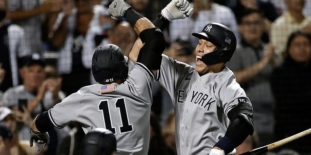 Aaron Judge, de los Yankees de Nueva York, a la derecha, felicita a Brett Gardner por conectar un jonrón de dos carreras contra los Mets de Nueva York durante la segunda entrada de un juego de béisbol el sábado, 11 de septiembre de 2021, en Nueva York.