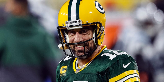 この12月に 19. 2020, ファイル写真, グリーンベイパッカーズクォーターバックアーロンロジャース (12) smiles before a game against the Carolina Panthers in Green Bay, Wis.