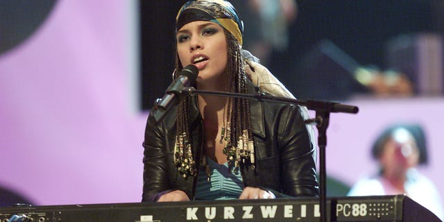 Alicia Keys rehearses for the 2001 MTV Video Music Awards at the Metropolitan Opera House in New York City, 9/4/2001.