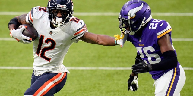 Chicago Bears wide receiver Allen Robinson II (12) runs from Minnesota Vikings cornerback Chris Jones (26) after catching a pass during the second half of an NFL football game Dec. 20, 2020, 미니애폴리스에서. Robinson insisted a contract negotiation that left him playing this season on the franchise tag rather than a multiyear deal did not give him a chip on his shoulder or an extra desire to show his worth. (AP 사진/짐 모네, 파일)