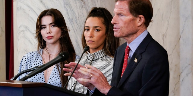 左から, United States gymnasts, マッケイラマロニー, and Aly Raisman, listen as Sen. リチャード・ブルーメンソール, D-コネチカット。, holds a news conference after the athletes testified before the Senate Judiciary Committee about the the FBI's handling of the Larry Nassar investigation, on Capitol Hill in Washington, 水曜日, 9月. 15, 2021. (AP Photo/J. Scott Applewhite)