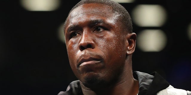 Andre Berto looks on against Shawn Porter during their WBC welterweight eliminator bout at the Barclays Center on April 22, 2017, En nueva york.