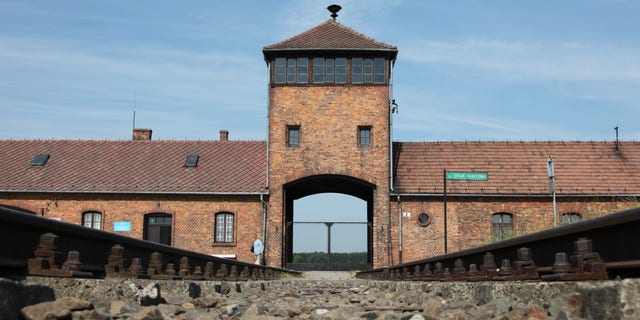 Trasy prowadzące do obozu koncentracyjnego Auschwitz-Birkenau w Polsce.