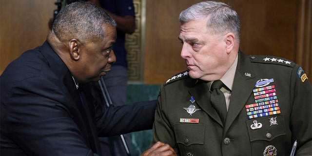 LÊER - In this June 17, 2021 lêerfoto, Lloyd Austin, minister van verdediging, links, and Chairman of the Joint Chiefs Chairman Gen. Mark Milley talk before a Senate Appropriations Committee hearing on Capitol Hill in Washington. (Evelyn Hockstein/Pool via AP)