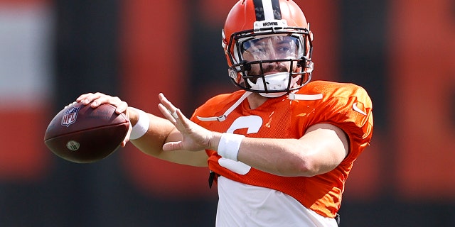 Cleveland Browns quarterback Baker Mayfield throws a pass during NFL football practice Wednesday, 씨족. 1, 2021, in Berea, 오하이오. (AP 사진 / 론 슈바 네)