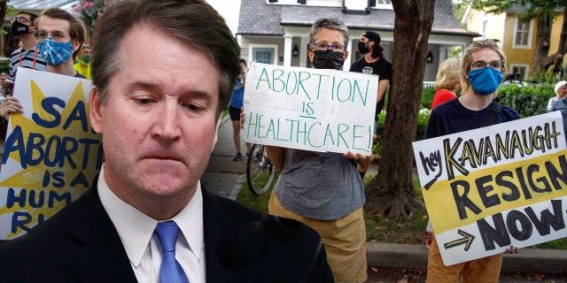 Abortion rights activists protest outside the house of US Supreme Court Justice Brett Kavanaugh in Chevy Chase Maryland, 9 월 13, 2021, following the court's decision to uphold a stringent abortion law in Texas
