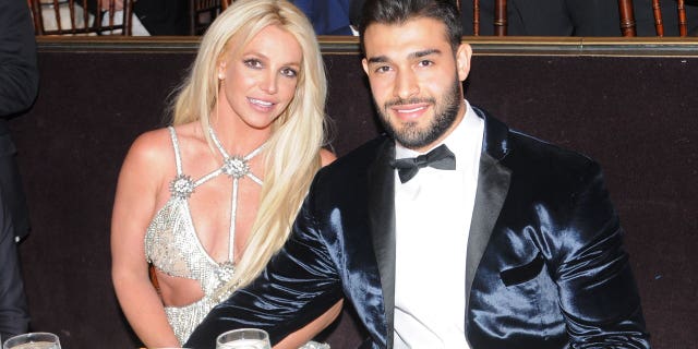 Los miembros honorarios Britney Spears (L) եմ Sam Asghari asisten a la 29a anual de GLAAD Media Awards en el Beverly Hilton Hotel, el 12 de abril de 2018, en Beverly Hills, California.