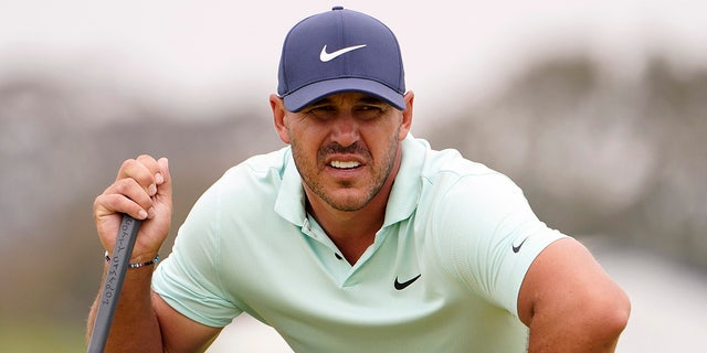 LÊER - In this June 19, 2021, lêerfoto, Brooks Koepka studies the second green during the third round of the U.S. Open Golf Championship at Torrey Pines Golf Course in San Diego.