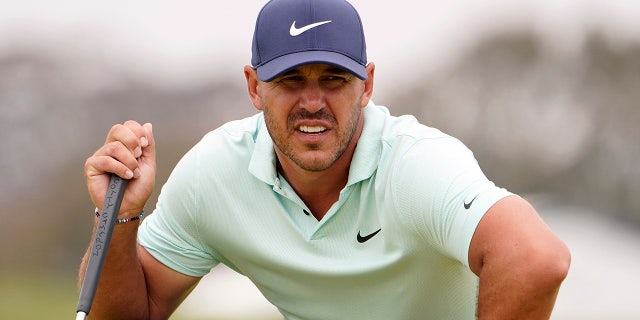 EXPEDIENTE - En este junio 19, 2021, foto de archivo, Brooks Koepka studies the second green during the third round of the U.S. Open Golf Championship at Torrey Pines Golf Course in San Diego.