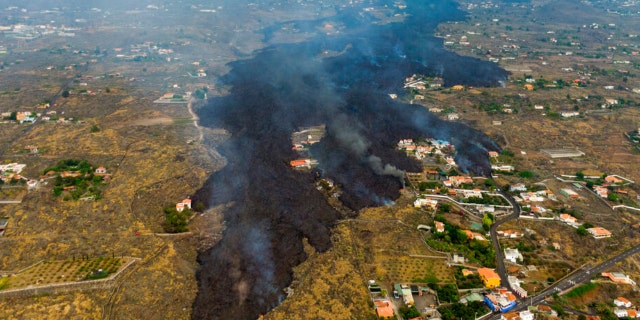 In this Tuesday, 9月. 21, 2021 ファイル写真, lava from a volcano eruption flows destroying houses on the island of La Palma in the Canaries, スペイン.