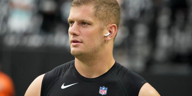 Les Raiders de Las Vegas terminent la défense de Carl Nassib (94) avant un match contre les Dolphins de Miami à l'Allegiant Stadium.