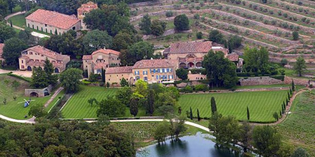 Une photo aérienne prise le 31 mai 2008 à Le Val, dans le sud-est de la France, montre le Château Miraval, un vignoble appartenant à l'homme d'affaires américain Tom Bove.  Un responsable local a déclaré à l'AFP que les acteurs américains Brad Pitt et Angelina Jolie emménagent dans le manoir.  AFP PHOTO MICHEL GANGNE (A lire MICHEL GANGNE/AFP via Getty Images)