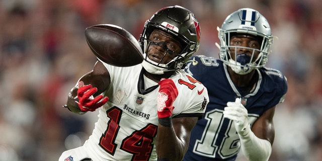 Tampa Bay Buccaneers wide receiver Chris Godwin (14) drops a pass against the Dallas Cowboys in the fourth quarter of a Sept. 9 game at Raymond James Stadium. 