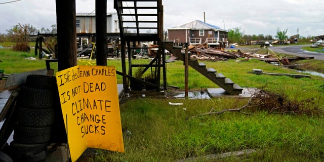 Des nuages ​​​​d'orage de la tempête tropicale Nicholas sont vus derrière les maisons de la communauté amérindienne en voie de disparition de l'île de Jean Charles, en Louisiane, qui ont été détruites par l'ouragan Ida, le mardi 1er septembre.  14, 2021. 