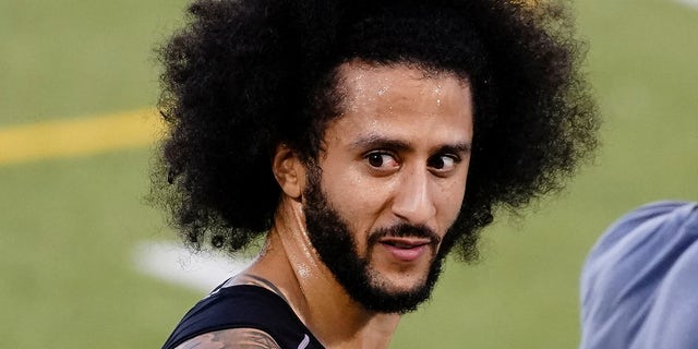 Colin Kaepernick foi visto em um evento de treinamento especial organizado pelo Sr. Kaepernick para fornecer maior acesso aos olheiros de Charles, à mídia e ao público.  R. Drew High School em Riverdale, Geórgia, Estados Unidos, 16 de novembro de 2019. 