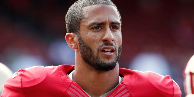 O quarterback do San Francisco 49ers, Colin Kaepernick, posa em campo antes do jogo de futebol da pré-temporada da NFL contra o Denver Broncos em San Francisco, Califórnia, EUA, 8 de agosto de 2013.