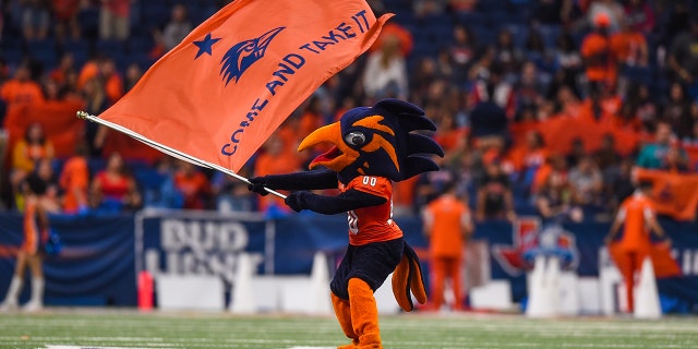 UTSA Roadrunners mascot, Rowdy the Roadrunner, performs during the game between the Louisiana Tech Bulldogs and UTSA Roadrunners on October 13, 2018 at the Alamodome in San Antonio, TX. (Photo by Daniel Dunn/Icon Sportswire via Getty Images)