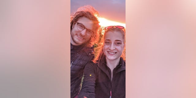 Shannon Orr, 24 ans, et Iain Cameron, 31 ans, de Warrington, au Royaume-Uni, ont traversé la côte nord de l'Écosse 500 dans leur corbillard Volvo 960 de 1998.