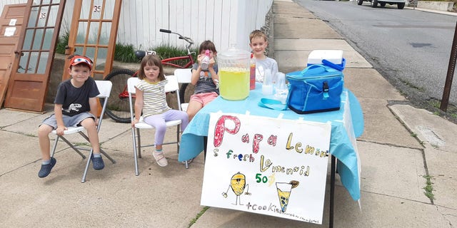 8-year-old Andrew Dembeck raised $  200 at his summer lemonade stand to help his local fire department get a new fire truck. 安德鲁 (最右边) is pictured with his siblings at the stand. 